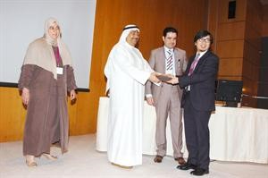 دخالد السهلاوي مكرما احد المشاركين في المؤتمر﻿