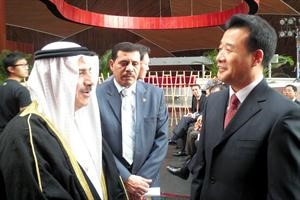 السفير محمد الذويخ مع المشاركين في الاسبوع الثقافي
