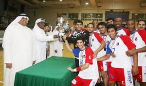 ناصر صالح يسلم كاس دوري شباب اليد الى قائد الابيض عبدالله الخميس