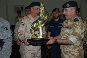 الفريق الركن محمد هويدي يقدم درعا تذكارية للواء الشيخ محمد اليوسف الصباح﻿