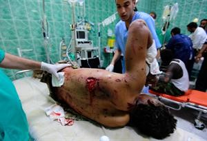 اطباء في اجدابيا يسعفون احد جرحى الثوار	افپ﻿
