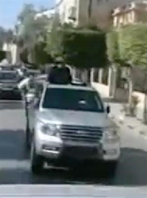  والعقيد ينظر الى الخلف ليتفقده بعد سقوطه﻿