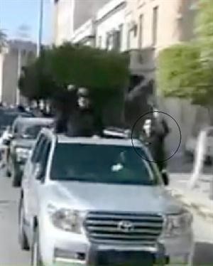صورة لمرافق القذافي قبل سقوطه من السيارة﻿