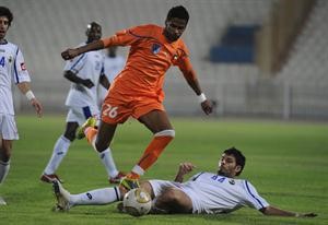 لاعب كاظمة ناصر فرج يمر من مدافع الجهراء هاني الشمري
