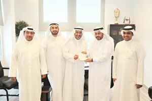 عبدالرحمن الكندري يتسلم قيمة الزكاة من بدر العناز

