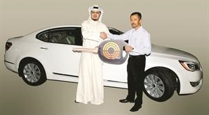المسعود يسلم مفتاح السيارة الى الفائز مجدي عزيز عطية﻿