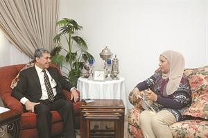 دالرفاعي متحدثا للزميلة الاء خليفة سعود سالم
