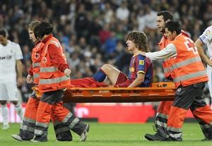 مدافع برشلونة كارليس بويول خرج من المباراة مصابا	 اپ﻿