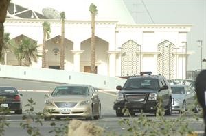 سمو رئيس مجلس الوزراء الشيخ ناصر المحمد عقب مغادرته قاعة التشريفات بعد استقباله جثمان الفقيد محمد ماهر