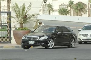  وعلي الغانم مغادرا بعد استقباله جثمان الفقيد
