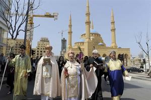 رجال دين مسيحيون خلال مسيرة احد الشعانين في وسط بيروت محمود الطويل