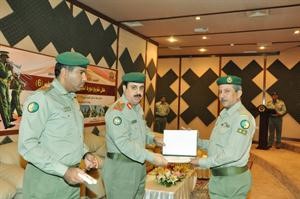 العميد الركن مهاشم الرفاعي مكرما احد الخريجين﻿