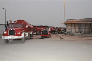 جانب من اليات الاطفاء خلال تعاملها مع الحريق﻿