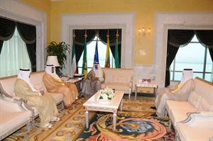 سمو ولي العهد الشيخ نواف الاحمد مستقبلا الشيخ احمد العبدالله وروضان الروضان ودبدر الشريعان﻿