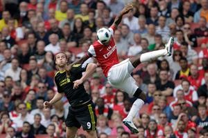 مدافع ارسنال غايل كليتشي يبعد الكرة من امام مهاجم ليفربول اندي كارول اپ