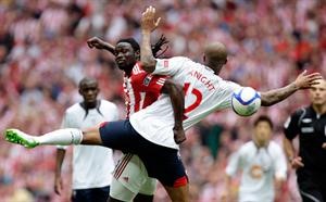 صراع قوي على الكرة بين لاعب ستوك كينواين جونز ولاعب بولتون زات نايت اپ
