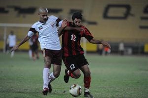 سباق على الكرة بين مهاجم خيطان مساعد الفوزان ومدافع النصر احمد الرشيدي هاني الشمري