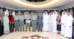 دعبداللطيف البدر خلال لقائه وفد الحرس
