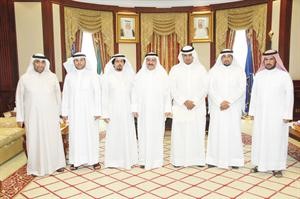 الشيخ احمد الحمود متوسطا عبدالعزيز الشرثان واعضاء الوفد
