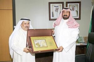 عبدالرحمن المزروعي يقدم درعا تكريمية الى دمحمد العفاسي﻿