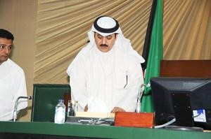 زيد العازمي قبل ترؤس الجلسة