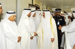 الشيخ احمد الحمود مقدما العزاء لال الخرافي