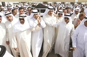 رئيس مجلس الامة جاسم الخرافي وابناؤه وابناء العم ناصر الخرافي والنائب مرزوق الغانم وحشود من المعزين يشيعون جثمان فقيد الكويت الكبير الى مثواه الاخير امس 