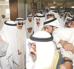 سمو ولي العهد والشيخ مشعل الاحمد يعزيان ال الخرافي في مقبرة الصليبخات امس هاني الشمري