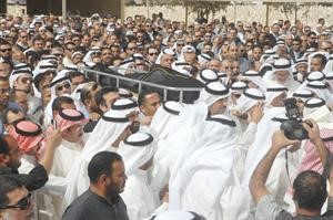 جثمان الفقيد محمولا على اكتاف محبيه وذويه الى مثواه الاخير