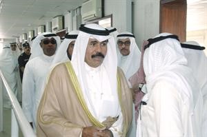 سمو ولي العهد الشيخ نواف الاحمد لدى وصوله الى صالة تقديم العزاء