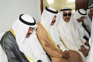 سمو الشيخ نواف الاحمد متوسطا جاسم الخرافي والشيخ مشعل الاحمد
