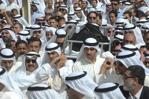 جثمان الفقيد الراحل العم ناصر محمد عبدالمحسن الخرافي يحمله شقيقه جاسم الخرافي وابناؤه وذووه قبل الصلاة عليه
