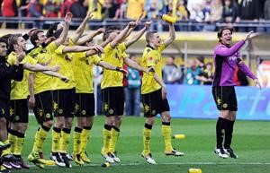 فرحة لاعبي بوروسيا دورتموند بالفوز على فرايبورغ والاقتراب من التتويج بـ البوندسليغاافپ
