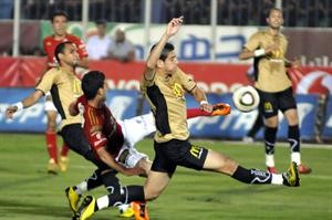 مهاجم الاهلي امير سعيود يسدد الكرة بمضايقة مدافعا طلائع الجيش