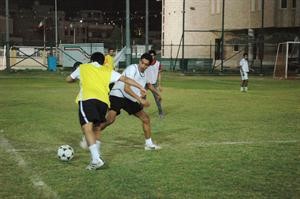قتال على الكرة بين اللاعبين﻿
