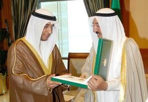 وسموه يقدم الوسام الى نجل مؤلف النشيد ماجد احمد العدواني