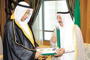 صاحب السمو الامير الشيخ صباح الاحمد يقدم الوسام الى ملحن النشيد الوطني ابراهيم ناصر الصولة