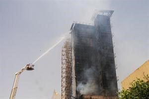 رجال الاطفاء خلال اخماد حريق البناية