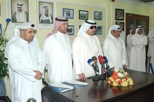 الشيخ طلال الفهد معلنا تاجيل الجمعية العمومية غير العادية ويبدو الزميل طلال المحطب محمد ماهر
