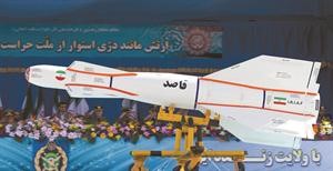 الرئيس محمود احمدي نجاد وكبار قادة الجيش الايراني يستعرضون نموذج لصاروخ قاصد2 خلال احتفالات يوم الجيش رويترز