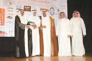  طلال الصالح يتسلم درع العم محمد مساعد الصالح
