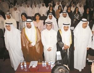  وقوفا للنشيد الوطني