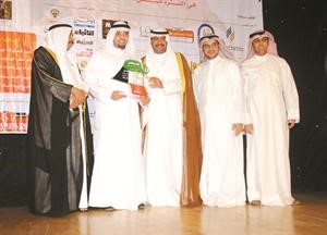 الاستاذ مرزوق خالد المرزوق يتسلم درع مبرة خالد يوسف المرزوق الخيرية
