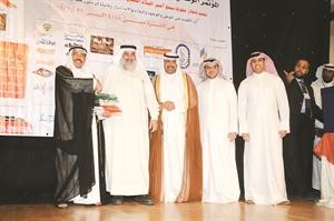  احمد الفلاح متسلما درع عائلة العم محمد الفلاح