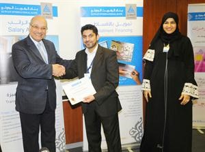 ابوالعيون يكرم احد الموظفين ﻿