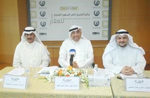 قيس الغانم متوسطا طارق الصقعبي واحمد الدويهيس خلال المؤتمر الصحافي	 سعود سالم﻿