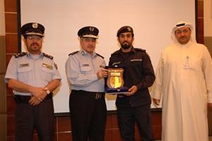 تكريم احد خريجي الدورة﻿