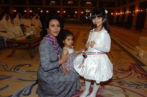 رئيسة المبرة تحتضن الاطفال