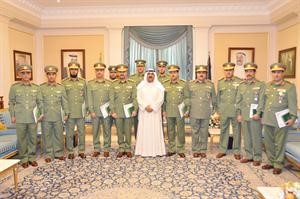 الشيخ مشعل الاحمد متوسطا الضباط المكرمين﻿