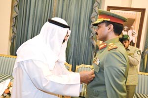 الشيخ مشعل الاحمد يقلد احد ضباط الحرس وسام السور